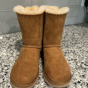 Bailey Bow Uggs. Ugg boots with brown bows. Chestnut color. Very good condition